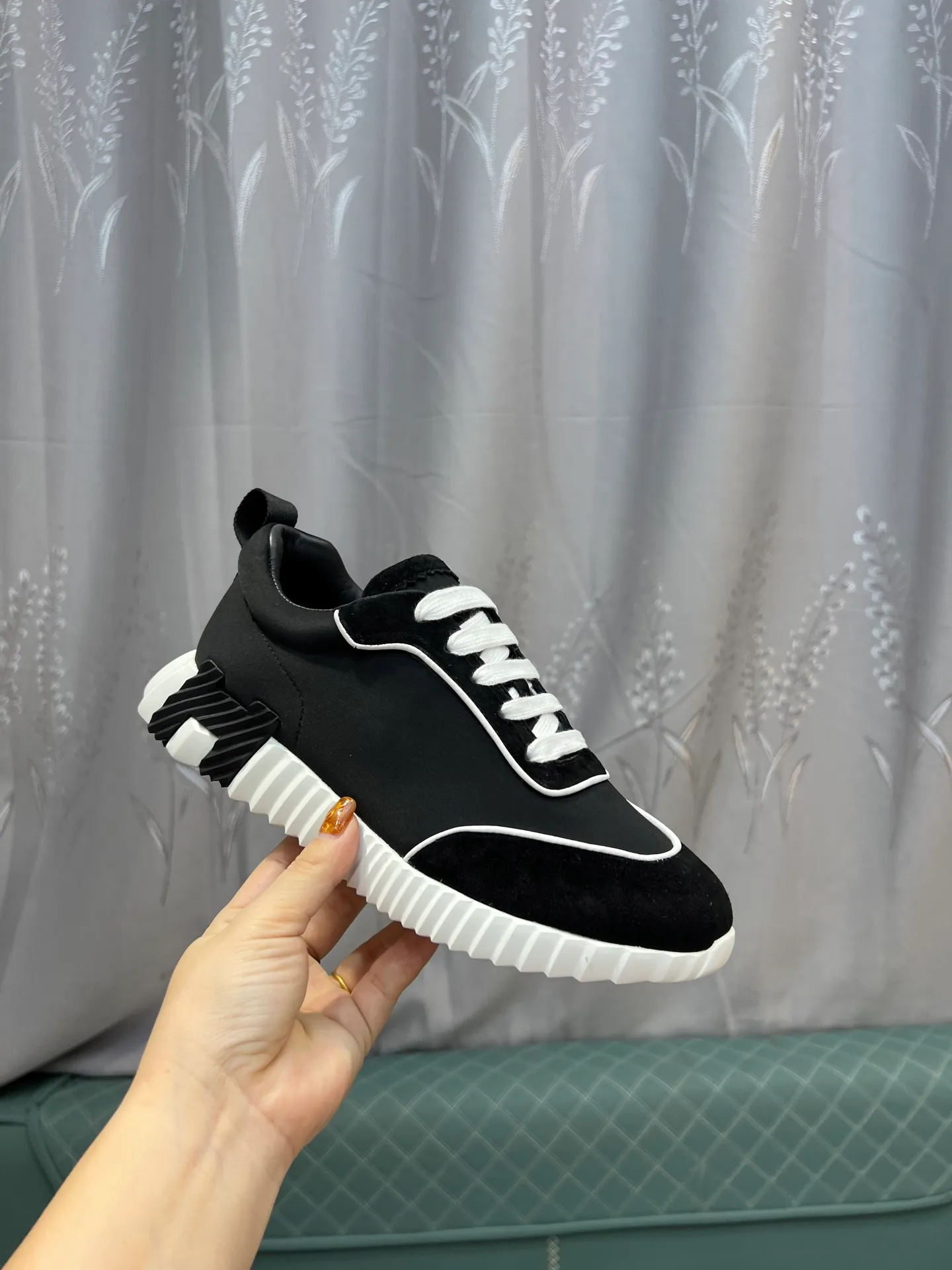 Men's shoes 💰660 Exclusive real shot (top version) Hermes new autumn and winter sports shoes. One of the most comfortable shoes from Hermes. Very light on the feet and good-looking. You will not be tired even if you go shopping. The overall suede feels very good. It is very beautiful and versatile. Very light and comfortable. Fabric: Imported high mercerized sheep/original single rain velvet. Lining: Imported silk sheepskin for the lining insole. Outsole: Seamless combination of IP+TPU (multi-color letters) German technology irradiation machine Size: Male 39-46 (Male 38 45 46 customized) Top quality, simultaneous full set of packaging